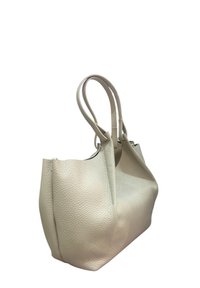 Borsa tote in pelle crema con superficie testurizzata, forma morbida, due manici e design aperto. Nessuna hardware o decorazione visibile.