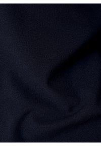Navyblaue Stoff mit glatter Textur, weichem Fall und leichtem Glanz. Das Material wirkt leicht und dünn, mit subtilen Falten und Knicken.