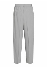 Pantalons tailleur gris clair avec une taille haute, des plis à l'avant et deux poches arrière. Fabriqués en tissu lisse avec une silhouette structurée.