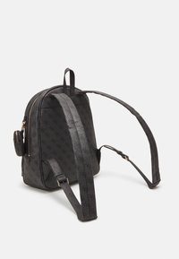 Zaino in ecopelle nera con motivo geometrico, forma arrotondata, spallacci regolabili e tasca laterale con zip. Dettagli in metallo color oro.