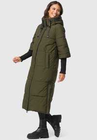 Lang, olivengrøn pufferjakke med lynlås, brede ærmer, justerbar hætte og forlommer. Tekstureret overflade og quiltet design.