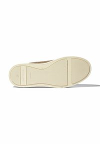Sole di sneaker in suede marrone con una suola in gomma beige testurizzata. Presenta scanalature profonde per una maggiore trazione e un design minimalista.