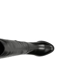 Czarny skórzany kozak do kolana o gładkim wykończeniu, spiczastym nosku i subtelnym przeszyciu wzdłuż podeszwy. Widoczny boczny zamek błyskawiczny.