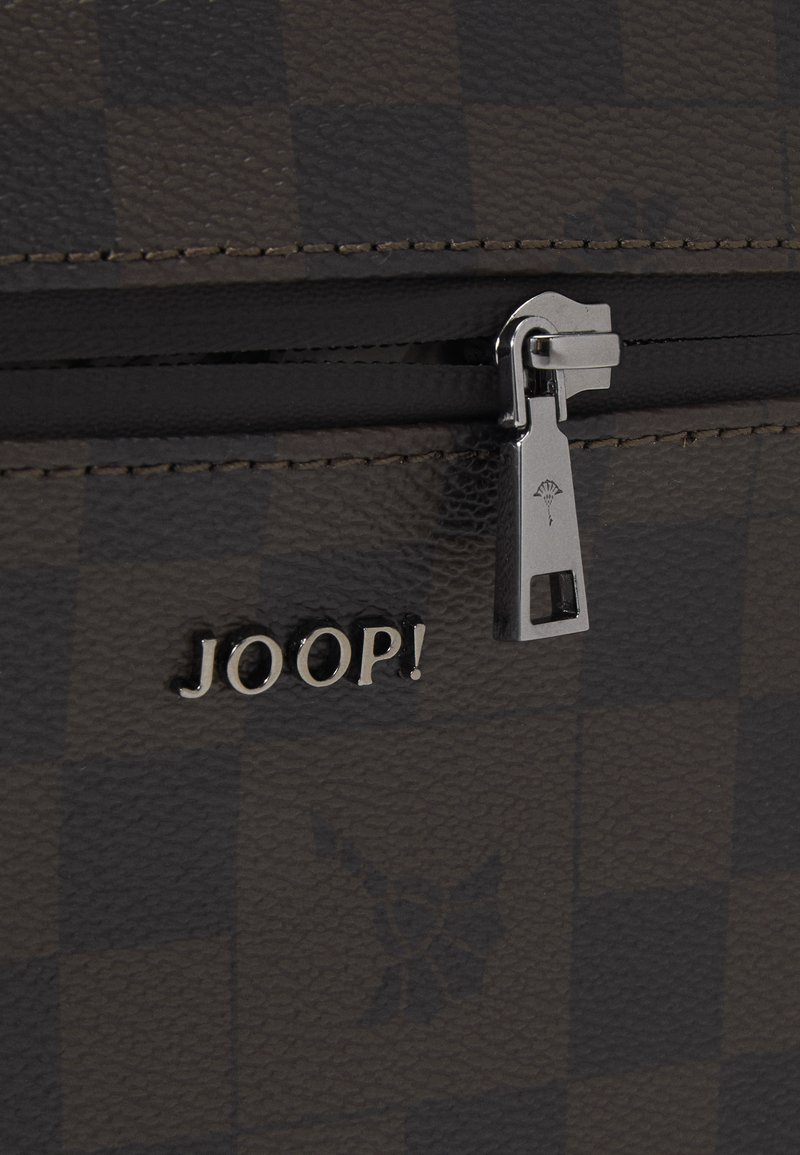 Braun karierte Kunstledertasche mit silbernem Reißverschluss-Zipper und geprägt "JOOP!" Logo. Strukturiertete Oberfläche mit dezenten Mustern.