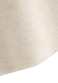 Cremefarvet blødt vævet stof med et subtilt tekstur mønster og en let skygge på en hvid baggrund.