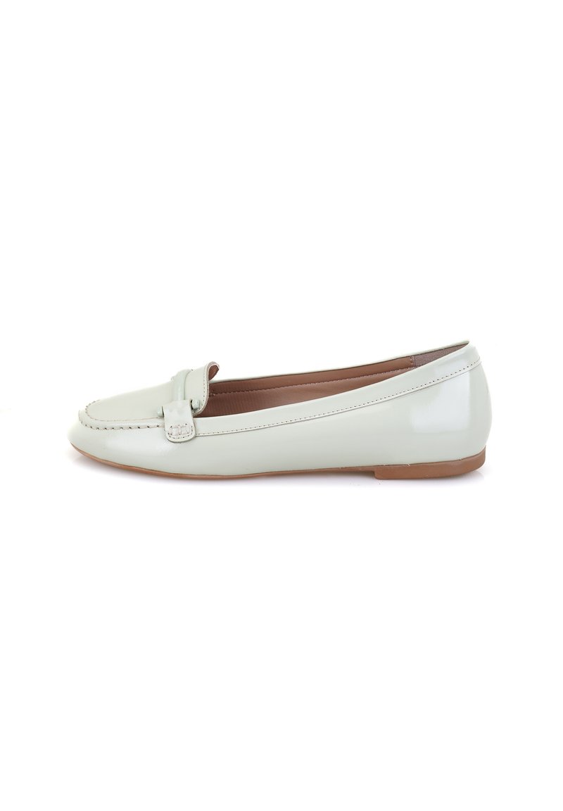 Lichtgroene gepatineerde leren flatschoenen met een ronde neus, een kleine decoratieve riem en een platte bruine zool. Glad oppervlak, minimalistisch ontwerp.