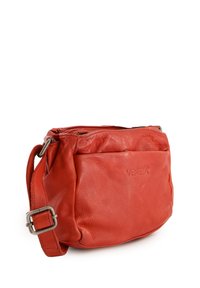 Rode leren crossbody tas met een zachte textuur, ritssluiting, verstelbare schouderband en een reliëf brandnaam aan de voorkant.