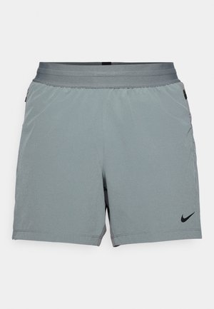 Sivé športové šortky s elastickým pásom, s čiernym logom Nike v pravom dolnom rohu. Vyrobené z ľahkej textúrovanej látky.