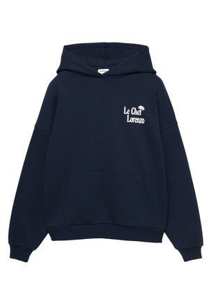 Marineblauwe hoodie gemaakt van een katoenmengsel, met een voorzak, geribbelde boorden en een wit geborduurd logo op de borst.