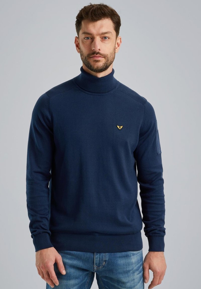 Dunkelblauer Rollkragenpullover aus Strickstoff mit einem dezenten Logo auf der Brust sowie gerippten Bündchen und Saum.