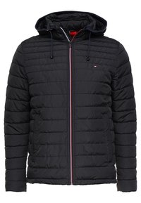 Svart vadderad jacka med dragkedja fram, huva och elastiska snoddar. Har två sidofickor och en liten logotyp på bröstet.