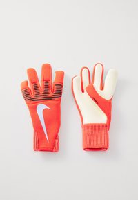 Rode keepershandschoenen met een zwart gestreept patroon op de vingertoppen, wit Nike-logo en verzachte rubberen palmen voor grip; gebreide polsbanden.