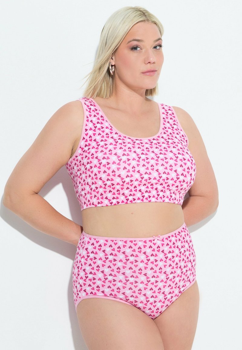 Roze beha en hooggetailleerde slipset met een hartpatroon. Gemaakt van zachte stof met een gladde textuur en afgewerkt met contrasterende randen.