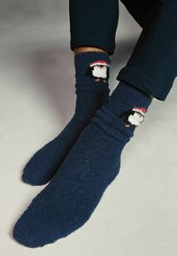 Next 2 PACK - COSY CHRISTMAS BED - Calcetines - navy blue penguin