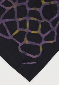 Μαύρο μπαντανά με μοτίβο γεωμετρικών σχημάτων σε μωβ και κίτρινο χρώμα. Το όνομα της μάρκας "SALOMON" είναι τυπωμένο σε μωβ στην γωνία.