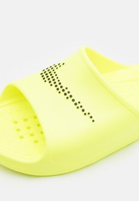 Nike Sportswear VICTORI ONE SLIDE - Chinelos de piscina - volt/black