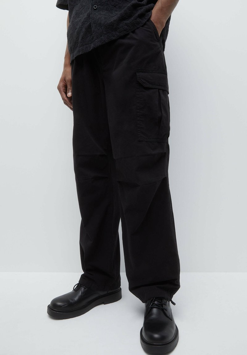 PULL&BEAR PARACHUTE Pantaloni cargo mottled black/negru marmorat
