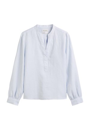 Lichtblauwe blouse met lange mouwen van linnen, met een staande kraag, een gedeeltelijke knoopsluiting aan de voorkant en plooien bij de mouwen met knoopmanchetten.