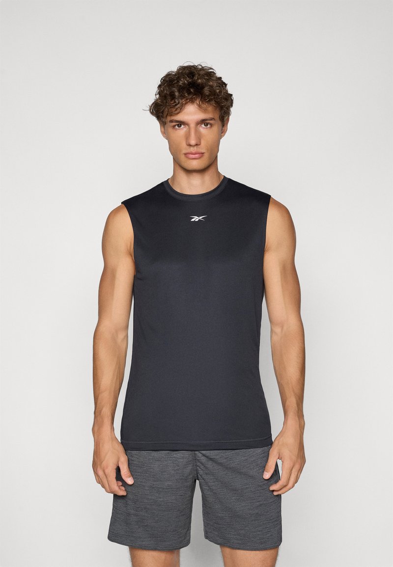 Sort ærmeløs træningsskjorte med rund hals og Reebok-logo på brystet, parret med grå teksturerede shorts. Tætsiddende design, letvægtsstof.