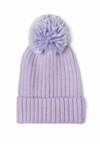 Bonnet tricoté lilas avec une texture côtelée, doté d'un grand pompon duveteux sur le dessus et d'un revers à la base.