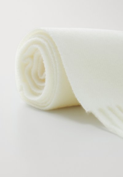 Roležna kremna odeja iz mehkega materiala, z gladko teksturo in natančno obdelanimi robovi.