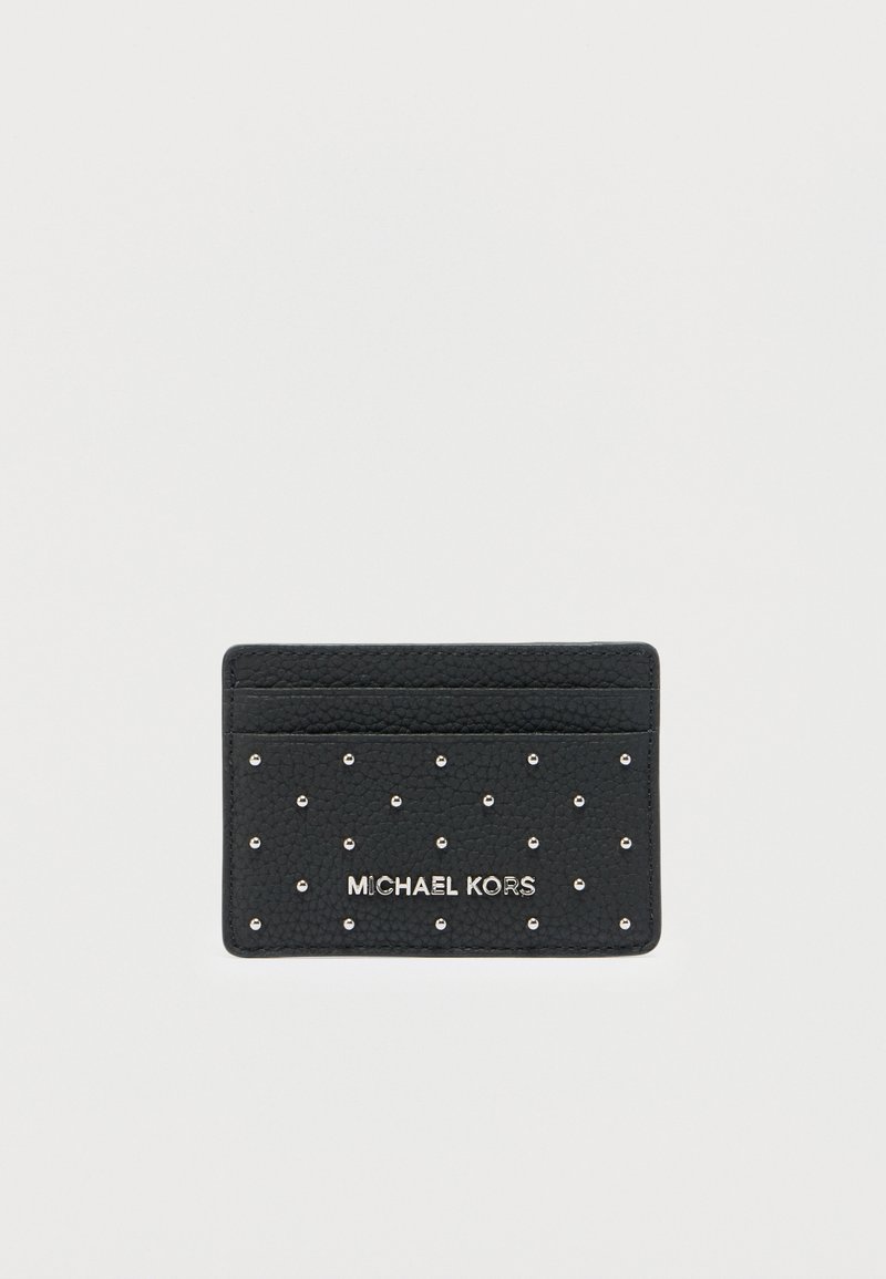 Μαύρη δερμάτινη θήκη καρτών με ασημένιες τρουκς και ανάγλυφο λογότυπο «MICHAEL KORS». Διαθέτει πολλαπλές θήκες για κάρτες και υφή στην επιφάνεια.