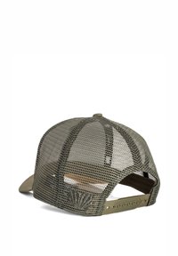 Cappellino da baseball in rete verde oliva con pannello frontale solido, visiera curva e chiusura snapback regolabile. Presenta un dettaglio del logo a conchiglia.