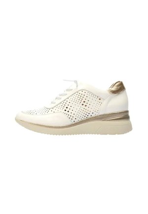 Zapatilla baja blanca con lados perforados, suela beige y detalles metálicos dorados en el talón y la entresuela, mostrada desde el lado exterior.