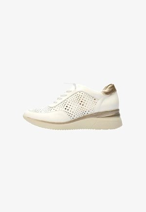 Zapatilla baja blanca con lados perforados, suela beige y detalles metálicos dorados en el talón y la entresuela, mostrada desde el lado exterior.