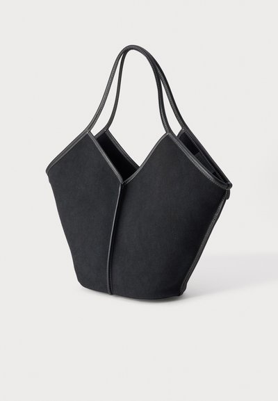 Sac cabas en tissu noir avec deux longues anses et des bords renforcés, présenté sur un fond clair uni.