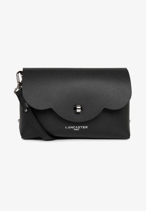 Zwarte synthetischeleren handtas met een gebogen flap, zilverkleurige hardware en reliëftekst. Inclusief een afneembare schouderband.