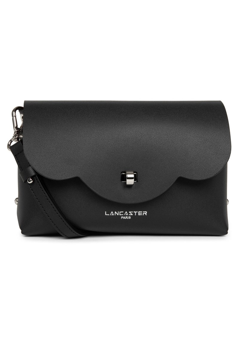 Borsa a mano in ecopelle nera con pattina curvata, accessori in argento e testo impresso. Include una tracolla removibile.