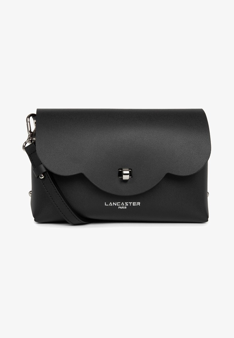 Zwarte synthetischeleren handtas met een gebogen flap, zilverkleurige hardware en reliëftekst. Inclusief een afneembare schouderband.