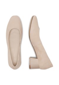 Botines beige para mujer con tacón cuadrado, uno mostrado desde arriba y el otro desde un costado, con un acabado mate y suave.