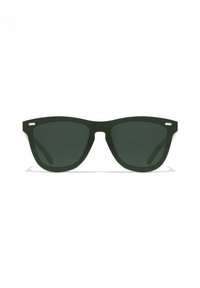 Mustat aurinkolasit klassisella muotoilulla, tummilla linsseillä ja valkoisilla yksityiskohdilla kehyksissä. Sileä mattapinta, hieman pyöristetyt reunat.