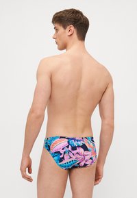 Slipuri de înot pentru bărbați cu un model floral tropical în nuanțe de roz, albastru și verde pe un fundal închis; design ajustat, textură moale, cu talie medie.