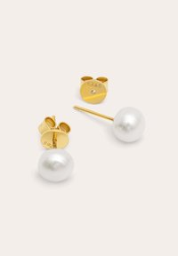 Pendientes de stud en tono dorado que presentan grandes perlas blancas redondas y un cierre de presión. Marcados con "S925" por el contenido de plata.