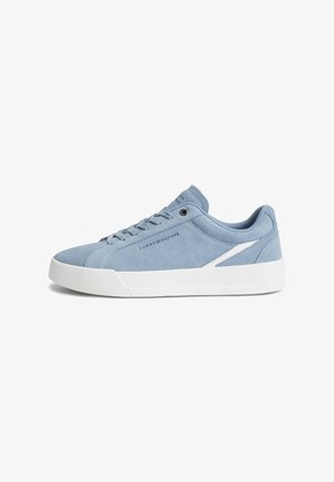 Hellblaue Wildleder-Sneaker von Tommy Hilfiger mit weißer Sohle und gebrandeter Seite, niedrigem Schnürdesign.