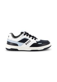 Baskets avec un mélange de panneaux bleu marine, blanc et bleu clair. Fabriquées en cuir et tissu, avec une semelle en caoutchouc et un système de lacets.