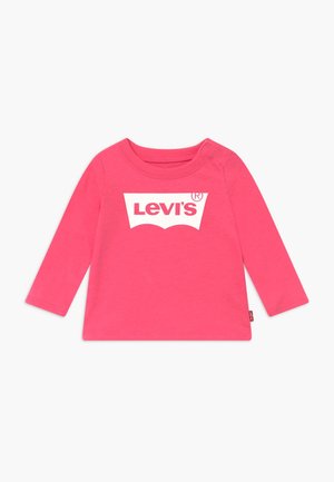 Lyserød langærmet børnetrøje med hvid Levi's logo centreret foran mod en ensfarvet hvid baggrund.