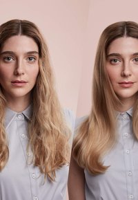 Zwei Porträts nebeneinander zeigen eine Frau mit strukturiertem blonden Haar links und glattem, straight blondem Haar rechts, beide in einem hellgrauen Shirt gekleidet.