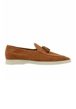 Ein einzelner brauner Wildleder-Loafer mit Quasten oben und einer hellbeigen Sohle, von der Seite auf weißem Hintergrund gezeigt.
