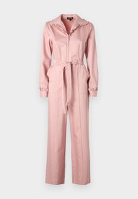 Macacão rosa com fecho à frente, colarinho com frufrus e bordas de bolso, mangas longas e cintura com cinto, feito de um tecido suave.