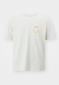 Hvit bomull t-skjorte med en gul smilefjesgrafikk og teksten "BLUE MARBLE" under. Korte ermer og avslappet passform.