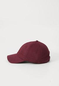 Bordeaux baseballcap med en buet skygge. Lavet af bomuld, med et broderet logo foran og et justerbart bælte bagpå.