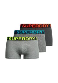 Tres pares de bóxers para hombres en diferentes tonos de gris. Cada uno presenta una cinturilla elástica distintiva con el texto "SUPERDRY" en colores brillantes.