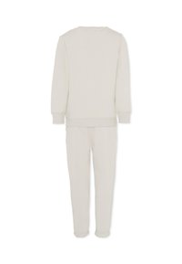 Lys grå bomulds sweatshirt og bukser sæt. Sweateren har en rund halsudskæring og ribbet manchetter. Bukserne har elastisk talje og indsnævrede ben.