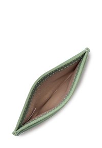 Groene leren portemonnee met een slank ontwerp, met een gladde buitenkant en contrasterende bruine binnenstof. Ritsafsluiting aan de bovenkant.