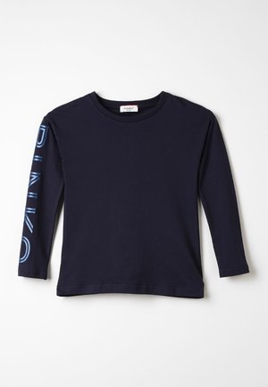 Marineblaues Langarmshirt aus weicher Baumwolle. Es verfügt über einen Rundhalsausschnitt und ein großes "PINKO"-Logo in Hellblau entlang des linken Ärmels.