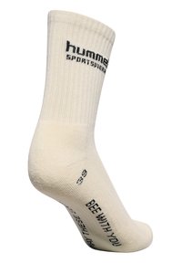 Hvide crew-sokker med ribbet tekstur, sort "Hummer Sportswear" logo og trykt tekst på sålen. Designet til komfort og sport.